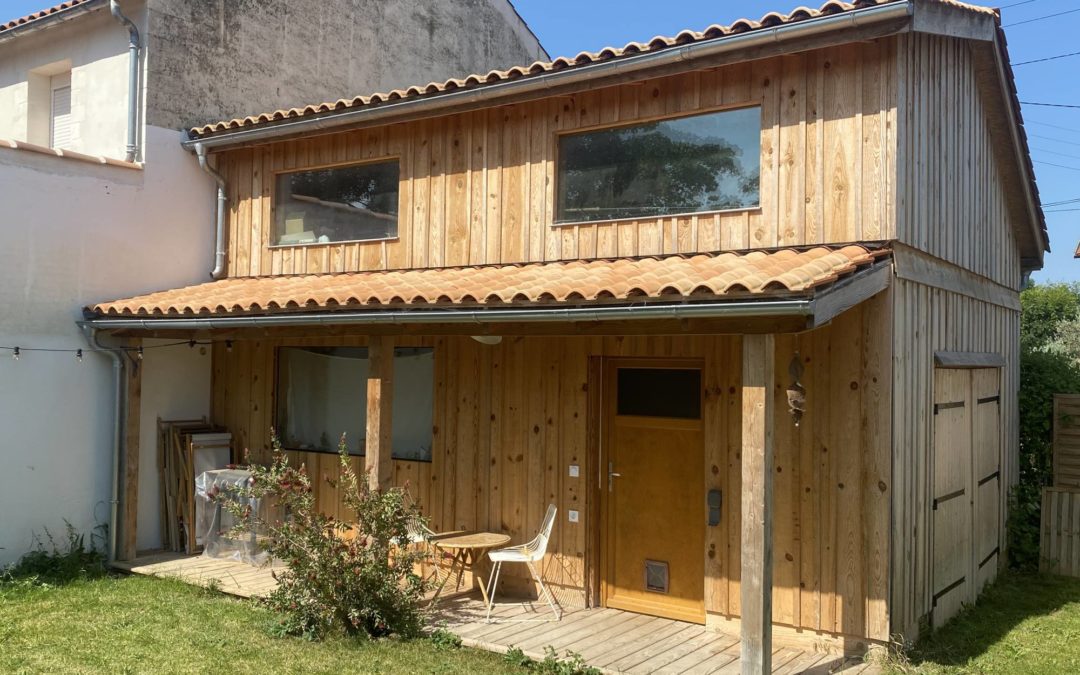 Réalisation d’un atelier en ossature bois avec préau et terrasse – construction complète à La Rochelle