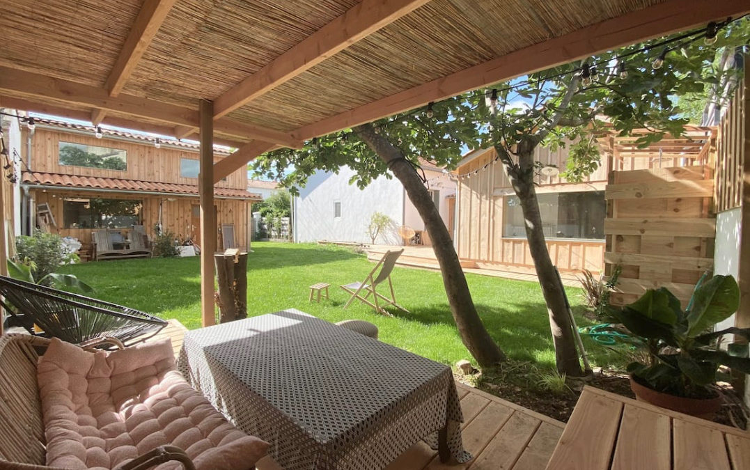 Réalisation de pergolas et douche extérieure pour une extension bois à La Rochelle