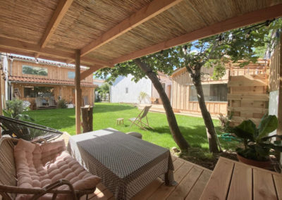 Réalisation de pergolas et douche extérieure pour une extension bois à La Rochelle