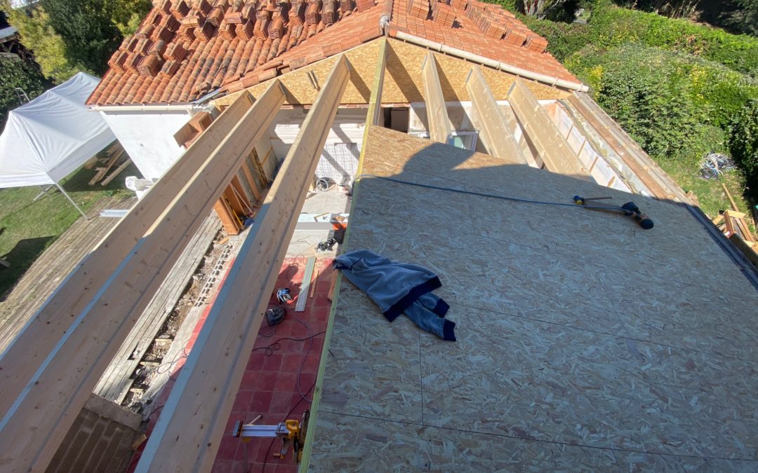 Pose de contreventement OSB sur charpente à Aytré – Chantier de renforcement structurel