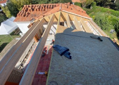 Pose de contreventement OSB sur charpente à Aytré – Chantier de renforcement structurel
