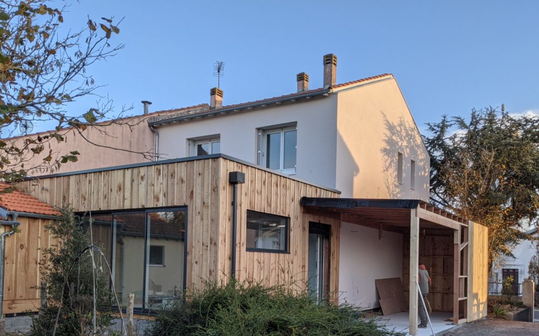 Extension ossature bois avec cuisine et salle à manger – toit plat végétalisé à La Rochelle (La Rossignolette)