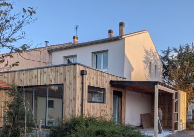 Extension ossature bois avec cuisine et salle à manger – toit plat végétalisé à La Rochelle (La Rossignolette)